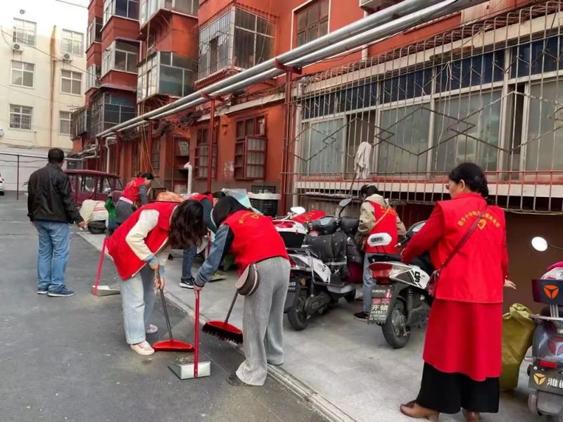 弘扬志愿精神 共建和谐社区|新乡十中志愿者开展无主庭院城市清洁日活动