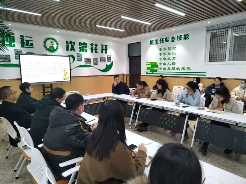 繁中求序找方法 烦中找乐调心态——新乡市第十中学班主任工作室研讨会（三）